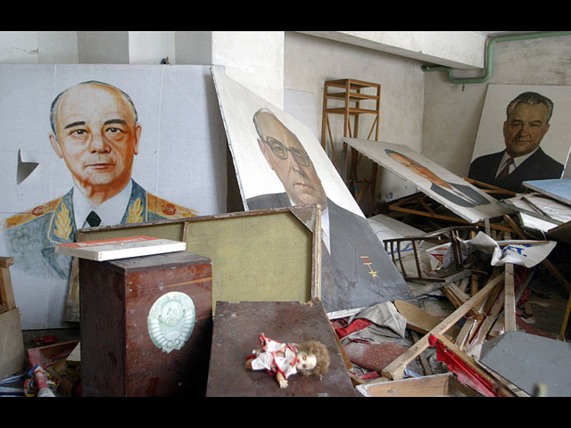 Портреты советских чиновников покрытые радиоактивной пылью в городском клубе в Припяти, Украина. 10 апреля 2006 года