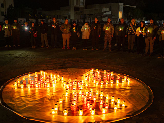 У мемориала, посвященного пожарным и рабочим, погибшим после Чернобыльской ядерной катастрофы 1986 года, в преддверии ее 40-й годовщины. Славутич, Украина, 25 апреля 2026 года