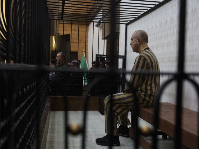 В железной клетке: в Сирии предстал перед судом двоюродный брат Асада, генерал госбезопасности