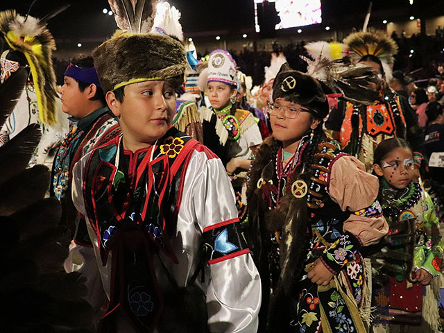 "Последний танец": Америка попрощалась с традиционным индейским фестивалем. Фоторепортаж