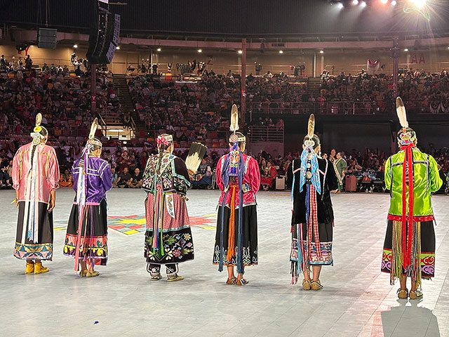 "Последний танец": Америка попрощалась с традиционным индейским фестивалем. Фоторепортаж