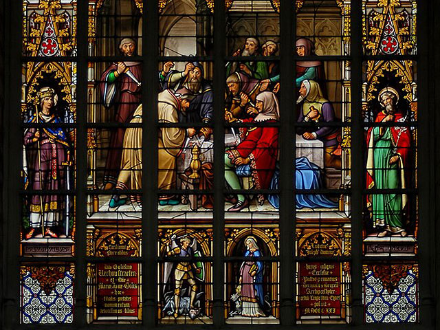 Правая часть витража с сюжетом содержащим кровавый навет