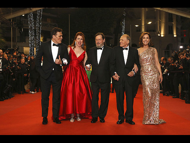 Слева направо: актеры Мэтт Диллон, Шивон Фэллон Хоган, режиссер Ларс фон Триер, актеры Бруно Ганц и Софи Граболь, 2018 год