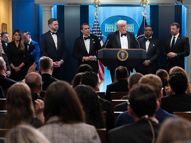 WSJ: Трамп скептически отнесся к инициативе Ирана открыть Ормузский пролив до ядерных переговоров