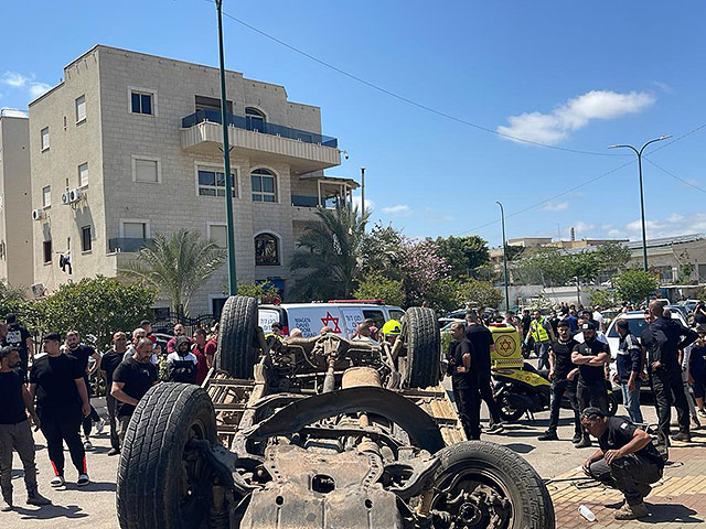 Автомобиль въехал в автобусную остановку в Сахнине, пострадали несколько человек