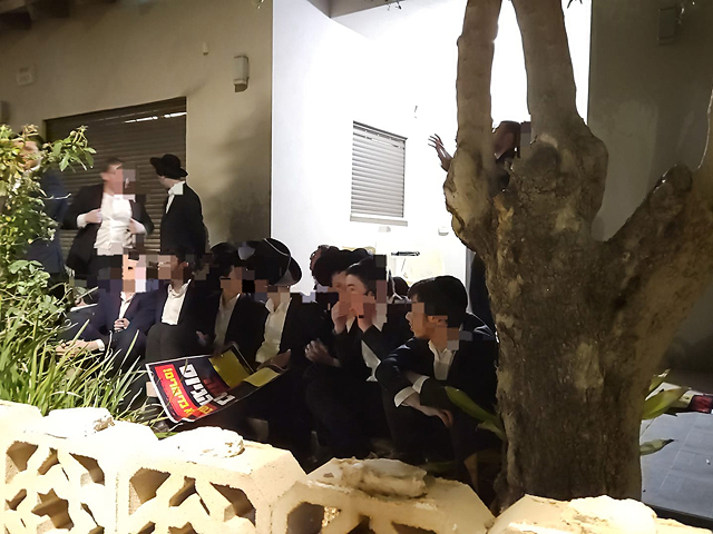 Десятки ультраортодоксов ворвались во двор дома командующего военной полиции