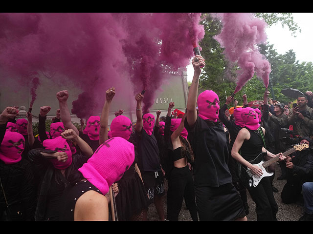 Pussy Riot и FEMEN провели голую акцию протеста около павильона России. Фоторепортаж из Венеции