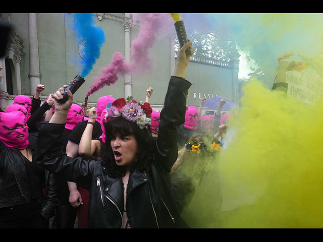 Pussy Riot и FEMEN провели голую акцию протеста около павильона России. Фоторепортаж из Венеции