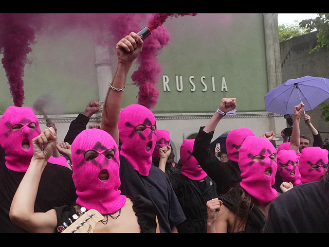Pussy Riot и FEMEN провели голую акцию протеста около павильона России. Фоторепортаж из Венеции