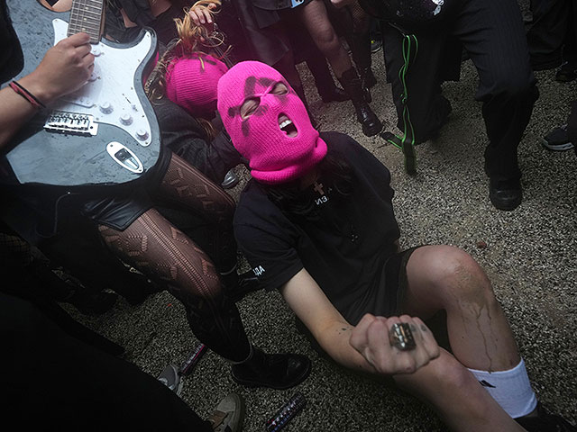 Pussy Riot и FEMEN провели голую акцию протеста около павильона России. Фоторепортаж из Венеции