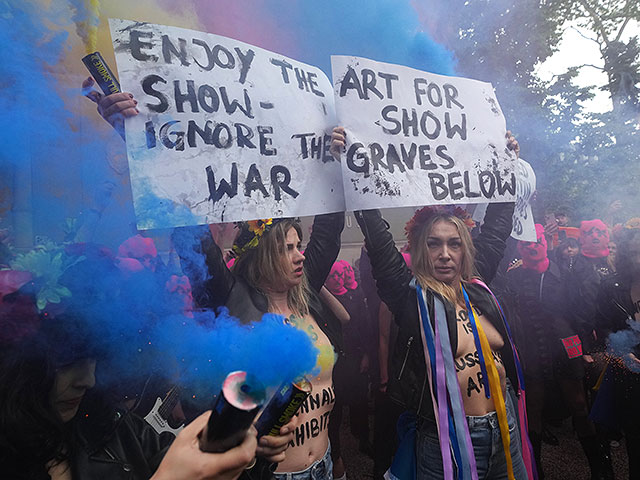 Pussy Riot и FEMEN провели голую акцию протеста около павильона России. Фоторепортаж из Венеции