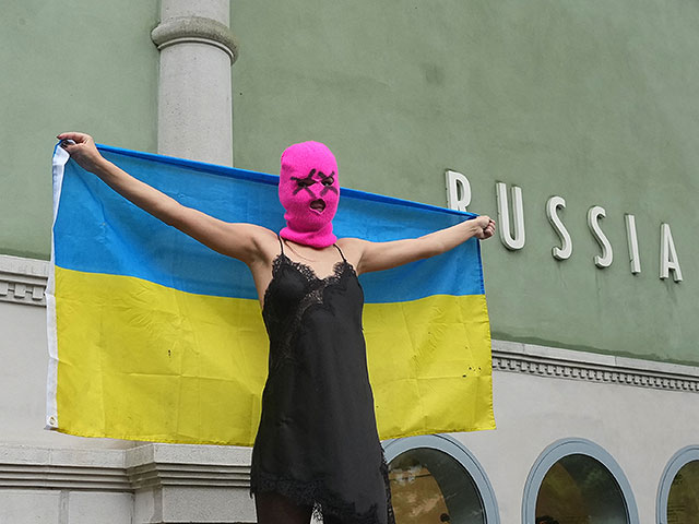 Pussy Riot и FEMEN провели голую акцию протеста около павильона России. Фоторепортаж из Венеции