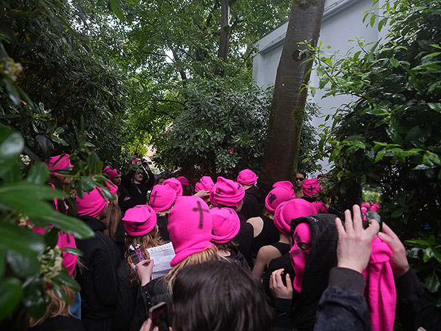 Pussy Riot и FEMEN провели голую акцию протеста около павильона России. Фоторепортаж из Венеции