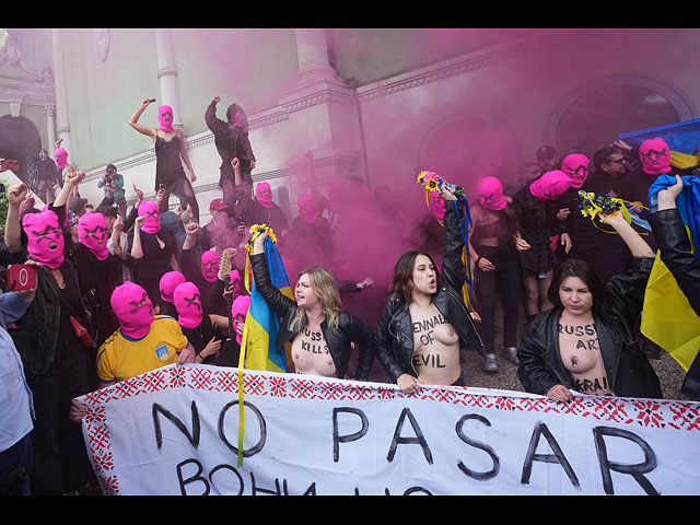 Pussy Riot и FEMEN провели голую акцию протеста около павильона России. Фоторепортаж из Венеции