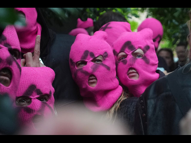 Pussy Riot и FEMEN провели голую акцию протеста около павильона России. Фоторепортаж из Венеции