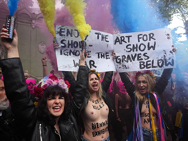 Pussy Riot и FEMEN провели голую акцию протеста около павильона России. Фоторепортаж из Венеции