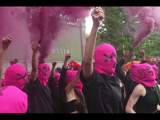 Pussy Riot и FEMEN провели голую акцию протеста около павильона России. Фоторепортаж из Венеции