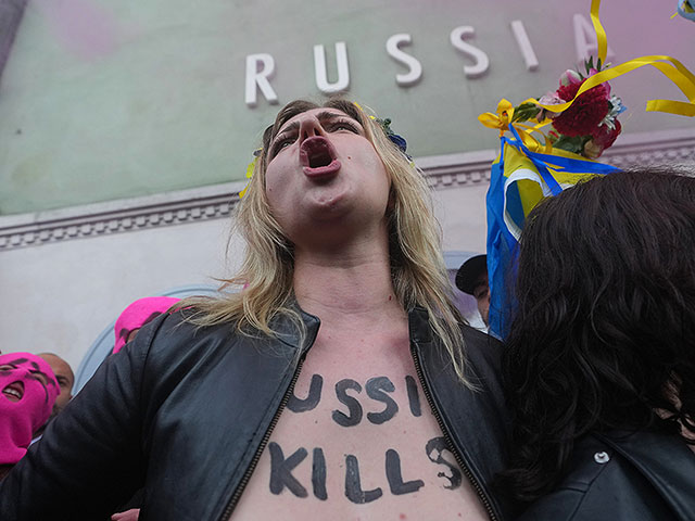 Pussy Riot и FEMEN провели голую акцию протеста около павильона России. Фоторепортаж из Венеции