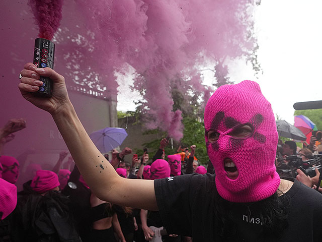 Pussy Riot и FEMEN провели голую акцию протеста около павильона России. Фоторепортаж из Венеции
