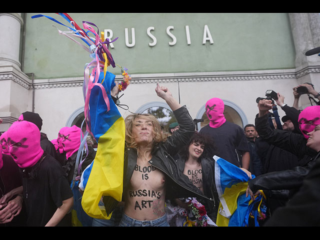 Pussy Riot и FEMEN провели голую акцию протеста около павильона России. Фоторепортаж из Венеции