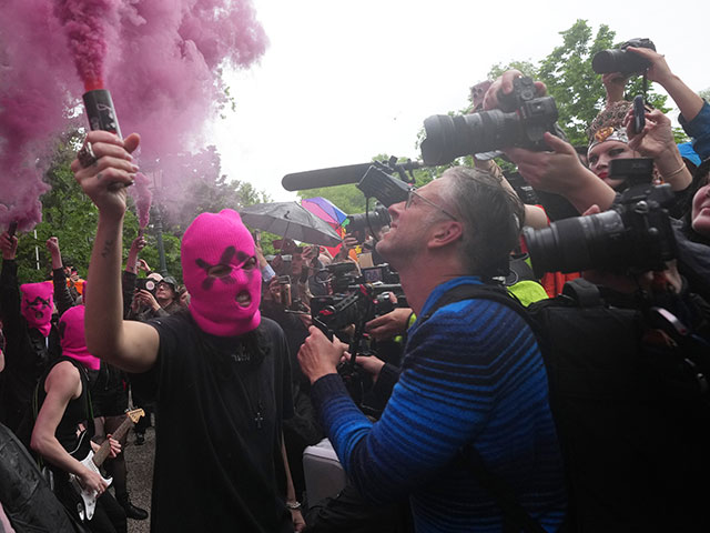 Pussy Riot и FEMEN провели голую акцию протеста около павильона России. Фоторепортаж из Венеции
