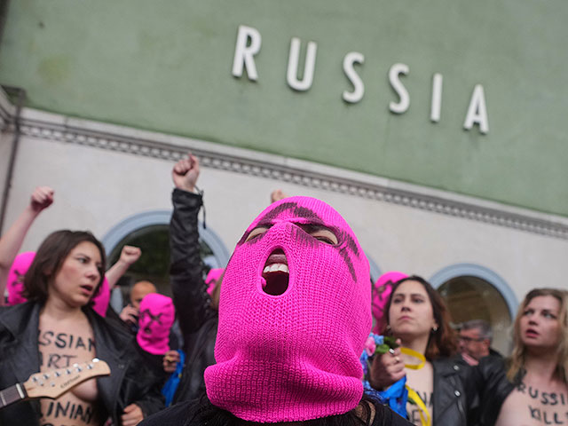 Pussy Riot и FEMEN провели голую акцию протеста около павильона России. Фоторепортаж из Венеции