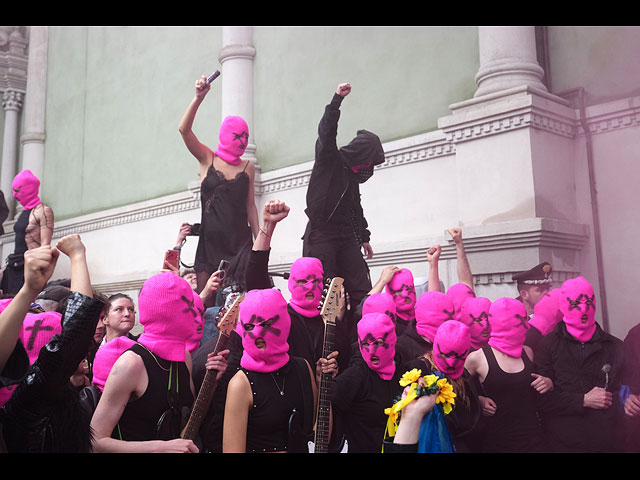 Pussy Riot и FEMEN провели голую акцию протеста около павильона России. Фоторепортаж из Венеции
