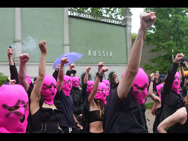 Pussy Riot и FEMEN провели голую акцию протеста около павильона России. Фоторепортаж из Венеции