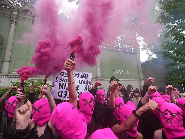Pussy Riot и FEMEN провели голую акцию протеста около павильона России. Фоторепортаж из Венеции
