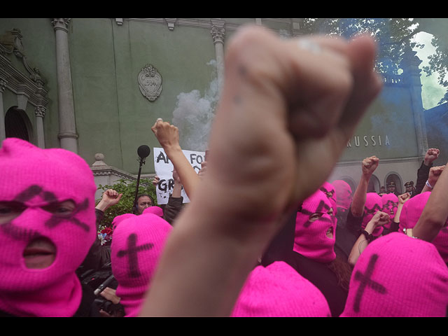 Pussy Riot и FEMEN провели голую акцию протеста около павильона России. Фоторепортаж из Венеции