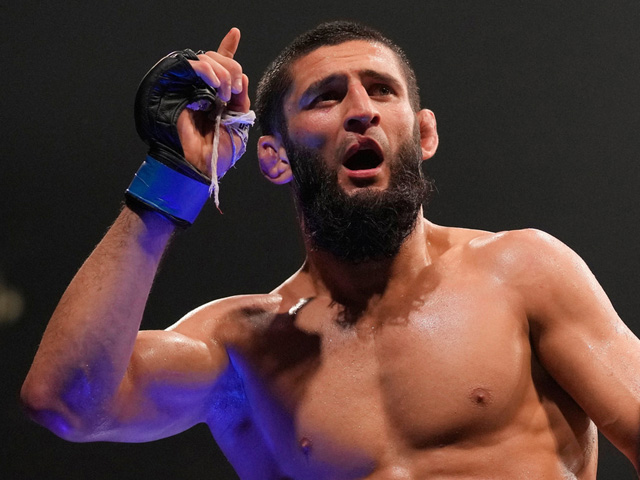 UFC. Чимаев ударил Стрикленда на пресс-конференции