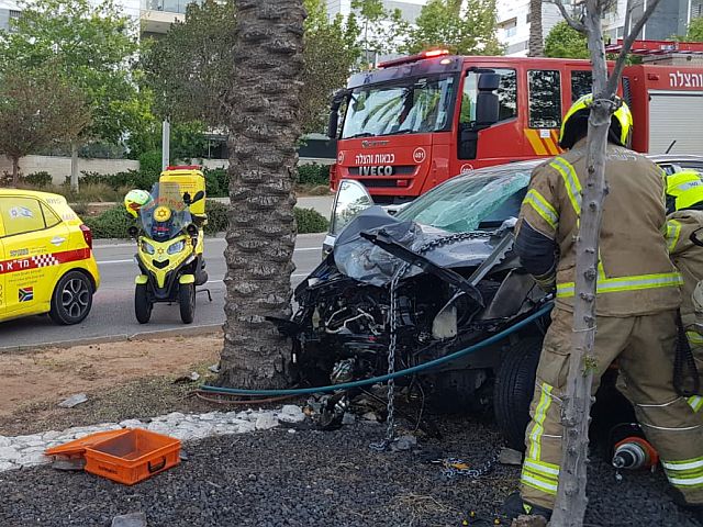 В Модиине автомобиль врезался в дерево, один пострадавший в тяжелом состоянии
