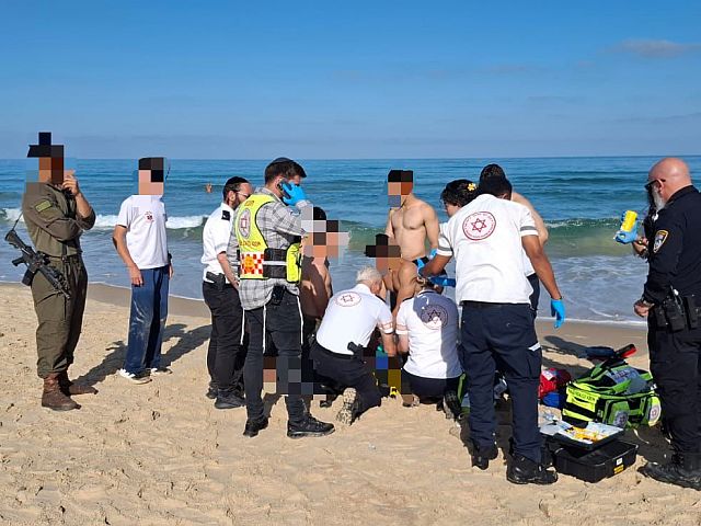 Около Нетании на пляже реанимируют пострадавшего во время купания
