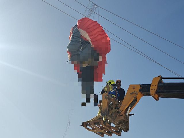 В Араве мужчина застрял на высоковольтных проводах во время полета на параплане, его спасли