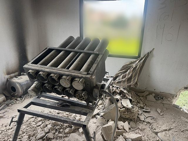 Различные виды оружия и боеприпасов, обнаруженные ЦАХАЛом в Бинт-Джбейле
