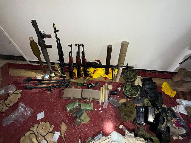 Различные виды оружия и боеприпасов, обнаруженные ЦАХАЛом в Бинт-Джбейле