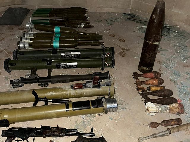 Различные виды оружия и боеприпасов, обнаруженные ЦАХАЛом в Бинт-Джбейле