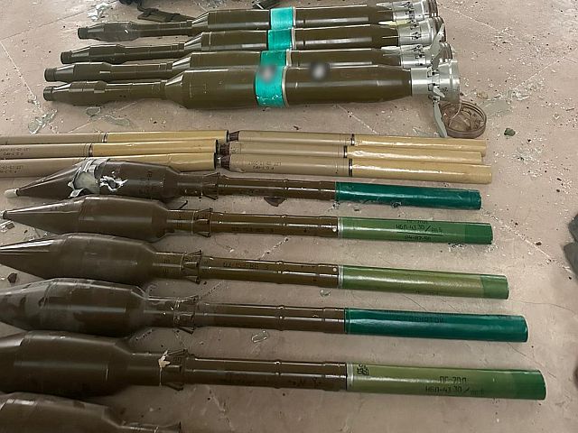 Различные виды оружия и боеприпасов, обнаруженные ЦАХАЛом в Бинт-Джбейле