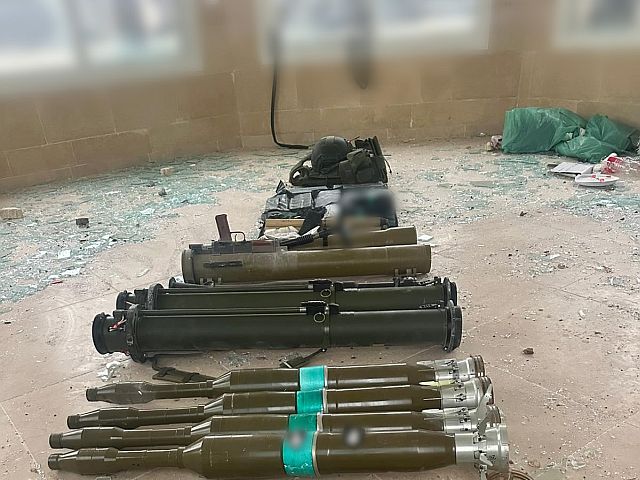 Различные виды оружия и боеприпасов, обнаруженные ЦАХАЛом в Бинт-Джбейле