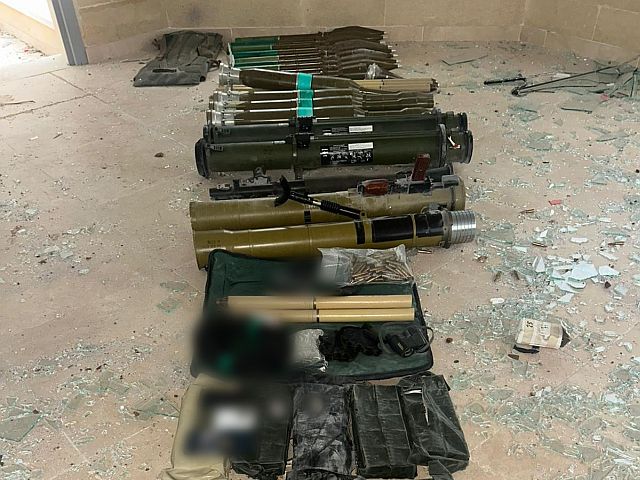 Различные виды оружия и боеприпасов, обнаруженные ЦАХАЛом в Бинт-Джбейле