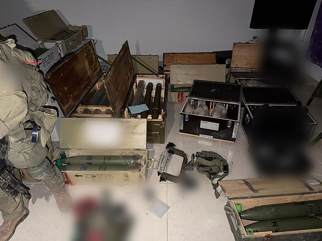 Различные виды оружия и боеприпасов, обнаруженные ЦАХАЛом в Бинт-Джбейле