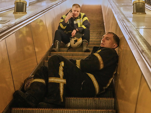 Пожарные ожидают окончания ракетных ударов в киевском метро