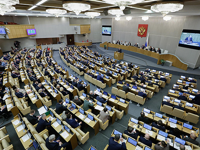 Госдума приняла закон об аресте имущества покинувших страну россиян, выступающих против властей