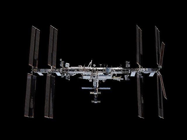 Астронавты МКС перешли на корабль SpaceX Crew Dragon из-за утечки воздуха в российском модуле