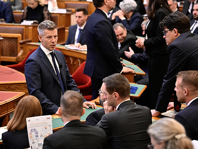 Парламент Венгрии проголосовал за сокращение зарплат министров и депутатов на десятки процентов