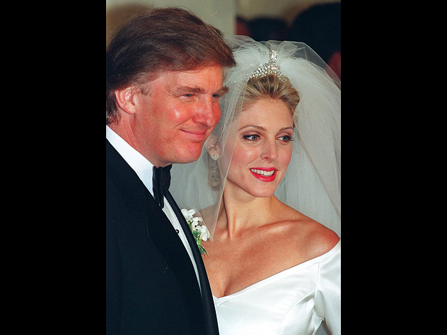 Дональд Трамп и Марла Мейплс после свадебной церемонии, 1993 год