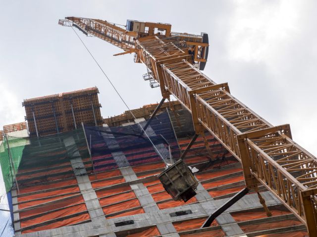 Минтруда потребовало приостановить использование кранов, предназначенных для высотного строительства


