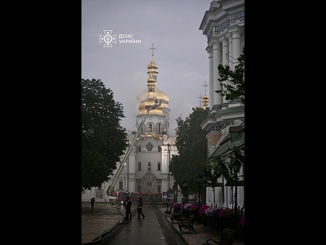 Киево-Печерская лавра в огне после российского удара. Фоторепортаж