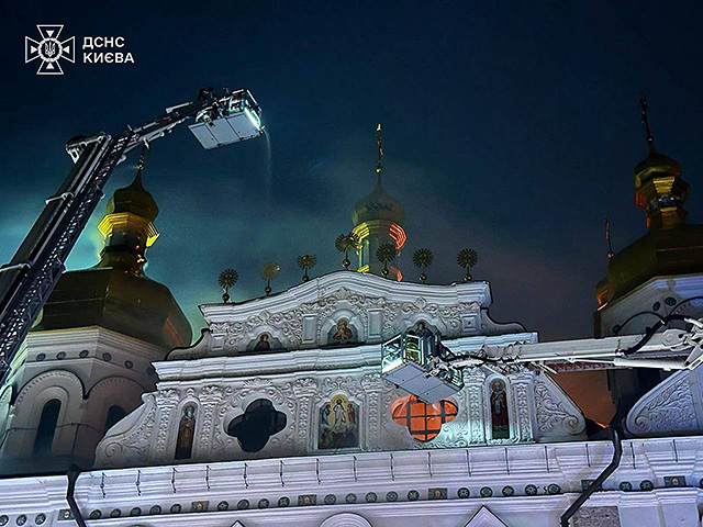Киево-Печерская лавра в огне после российского удара. Фоторепортаж
