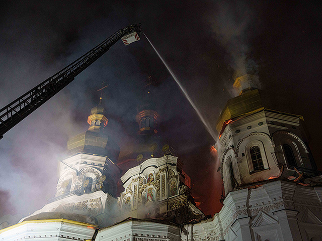 Киево-Печерская лавра в огне после российского удара. Фоторепортаж
